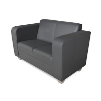 Widok z boku na sofę Bruno.