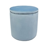 Okrągła pufa tapicerowana tkaniną Pagani w kolorze jasnoniebieskim z ozdobnymi pinezkami.