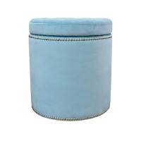 Pufa w stylu modern glamour wykończona jest pinezkami (nitami) w srebrnym kolorze.