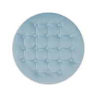 Pufa posiada ozdobne pikowanie guzikami na siedzisku.