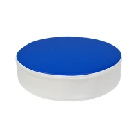 Okrągła poduszka siedzisko dla dzieci z ekoskóry w kolorze niebieskim.