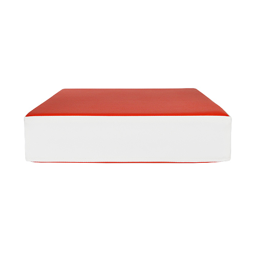 Kwadratowa poduszka- siedzisko w kolorze czerwonym.