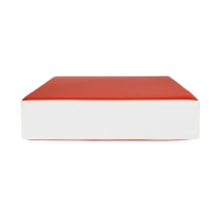 Kwadratowa poduszka- siedzisko w kolorze czerwonym.