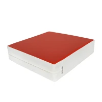 Kwadratowa poduszka- siedzisko w kolorze czerwonym- widok z boku.