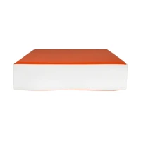 Kwadratowa poduszka- siedzisko w kolorze pomarańczowym.