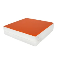 Kwadratowa poduszka- siedzisko w kolorze pomarańczowym- widok z boku.