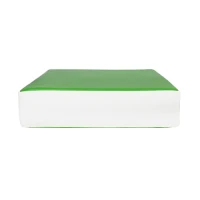 Kwadratowa poduszka- siedzisko w kolorze zielonym.