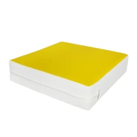 Kwadratowa poduszka- siedzisko w kolorze żółtym widok z boku.