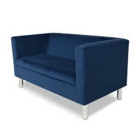 Sofa Picolo z pluszowej tkaniny Venus Velvet w kolorze granatowym.