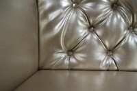 Zbliżenie na ozdobne pikowania przy oparciu.